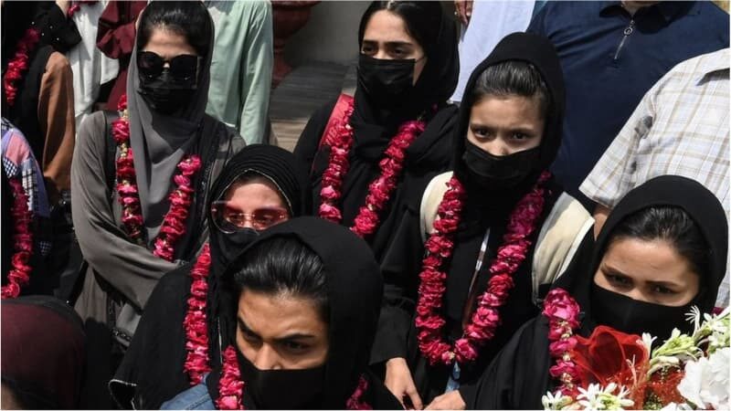 アフガンのサッカー女子ユース選手ら81人、パキスタンに脱出