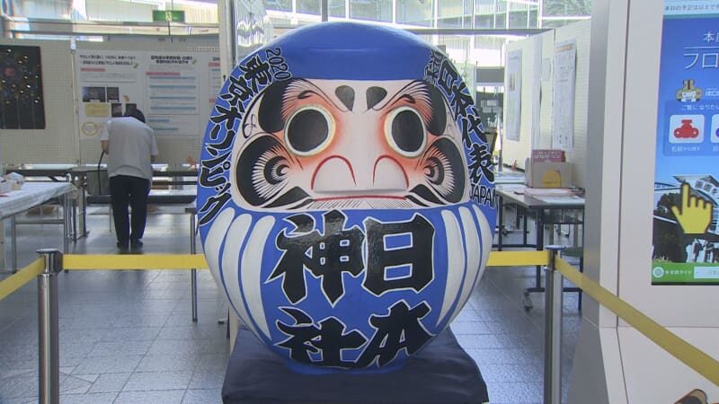 本庄市　日本神社の「必勝だるま」展示