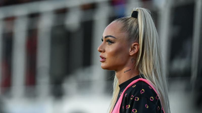 「世界最高の美女選手」水着にサンタ帽をかぶる