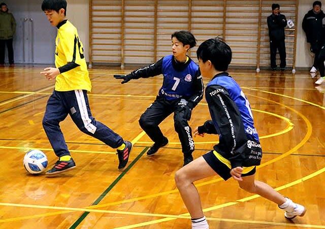 中学生30人、トラップのこつ学ぶ、富山県小矢部市でカターレサッカー教室