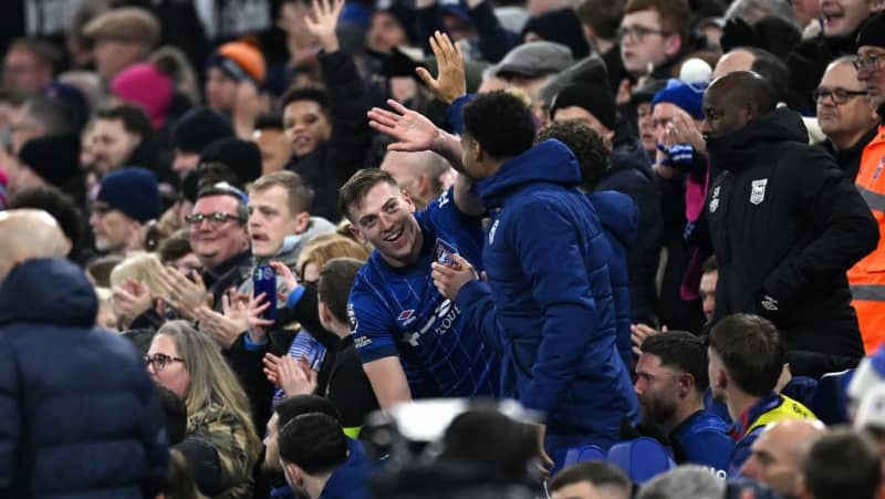 イギリスで衝撃のアクシデント。試合前のスタジアム近くで不発弾が…
