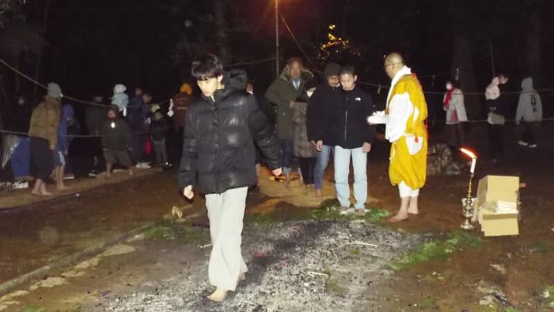 火の上を素足で歩く　火渡りの行　煩悩と厄を払い心身を清める伝統行事／岡山・津山市