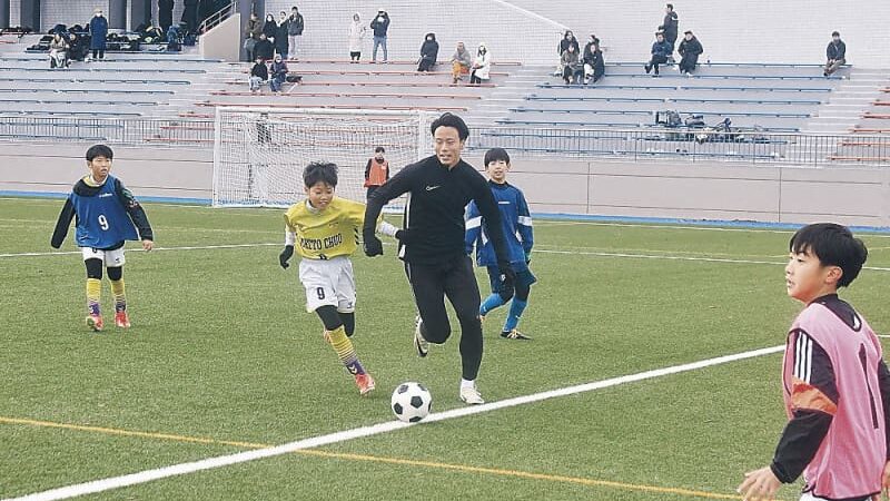 Jリーガーと初蹴り楽しむ　小中学生ら200人参加　白山市サッカー協