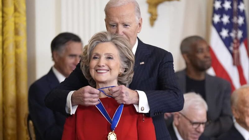 ヒラリー氏らに米大統領勲章