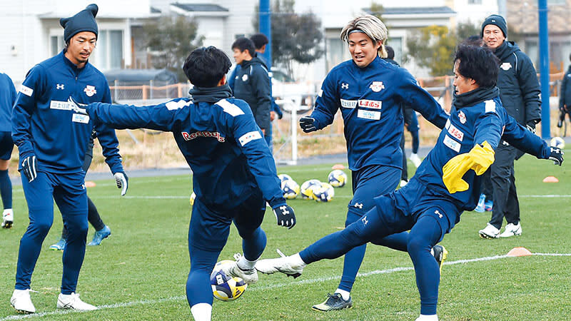 新生大宮が始動　新加入で背番号10のFW豊川やFWカプリ―ニら全31選手が登場　新しいエンブレム胸に練習