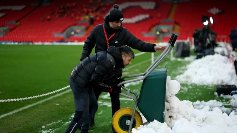 大雪の影響は英国でも？運転禁止の代表戦士は送迎してもらう