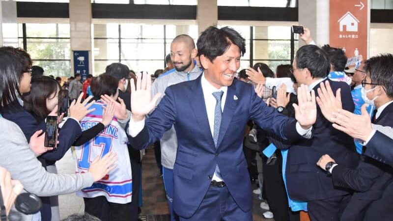 パワーアップしてJ1へ　県庁でサガン壮行会、小菊監督決意