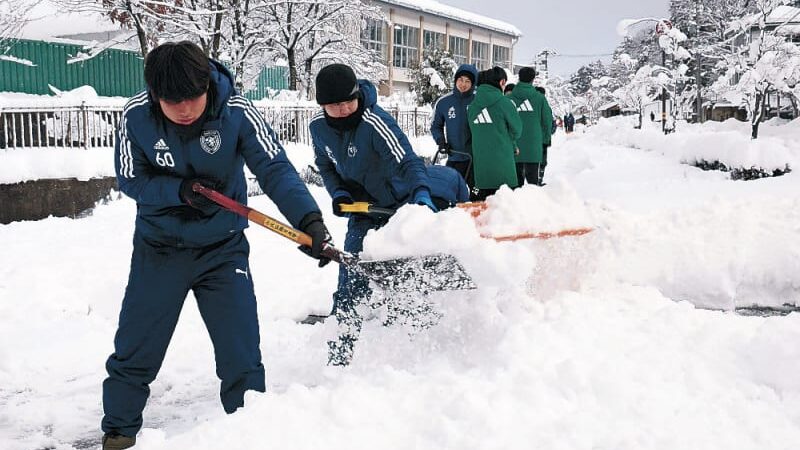 学生ら雪かき「ありがたい」　金沢2小学校でボランティア