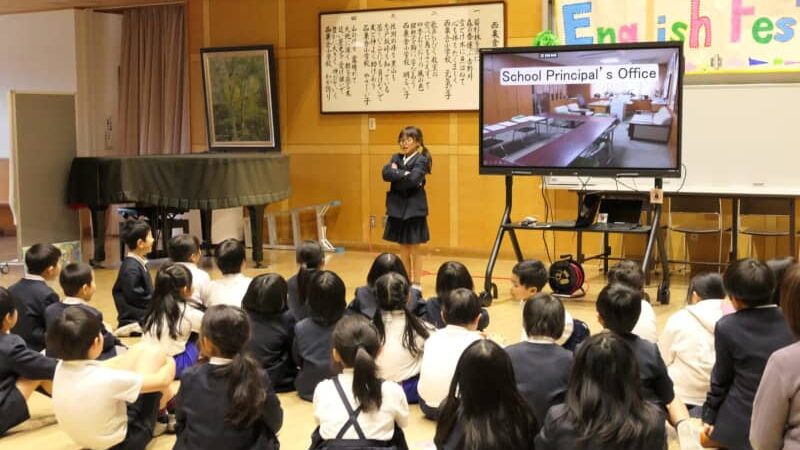 児童が英語で劇やスピーチ披露　練習の成果発揮　「良い経験になった」／岡山・西粟倉村