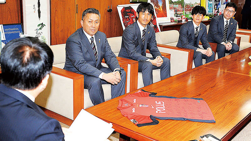 「選手の数と質にこだわった」J1浦和　「アグレッシブにゴールに迫る」J2大宮　さいたま市がホームタウンのJリーグ2チーム　市役所を表敬訪問　開幕戦はともに15日の午後2時から