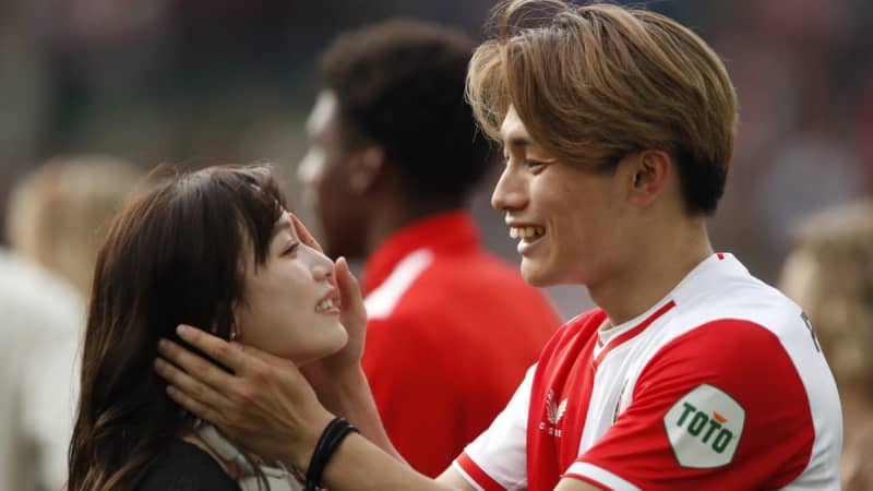 「憧れ夫婦」「可愛すぎ！」26歳の日本代表エースFW、モデル妻との結婚記念日写真が話題