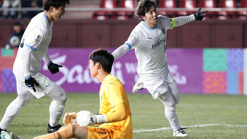 川崎Fが4発快勝で長谷部新体制の初陣飾ってリーグステージ突破！　エースの山田新＆主将の脇坂泰斗が殊勲のゴール【ACLE2024-25】