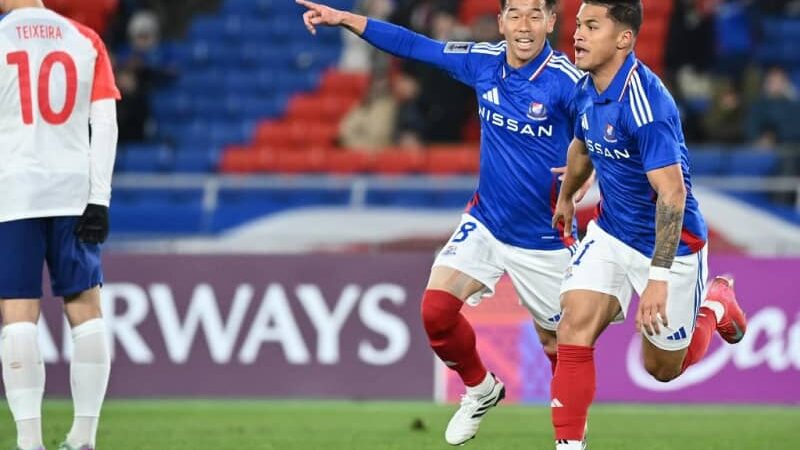 【横浜F・マリノス】デュエル重視の3バック、イングランド出身の指揮官らしいホーランドスタイル。「バスケットボールのようになっては…」切り替えに課題を挙げる
