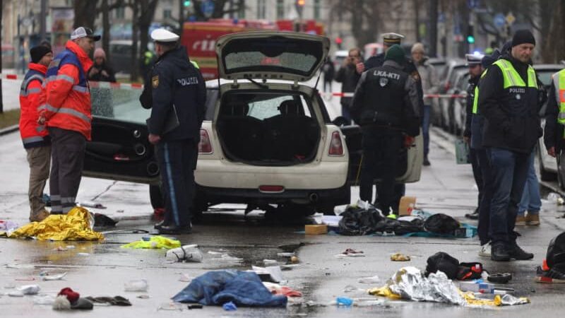 ベビーカーの親子など約30人襲撃、ミュンヘンで車がデモ中の団体に突っ込む。FCバイエルン声明発表
