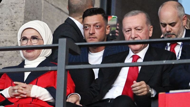 エジル氏が旧知のエルドアン大統領の後ろ盾でトルコの政界に進出