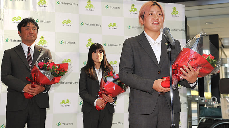 ＜サッカー女子＞三菱重工浦和、皇后杯Vを市長に報告　感謝述べ、決意新た「WEリーグでもタイトルを」