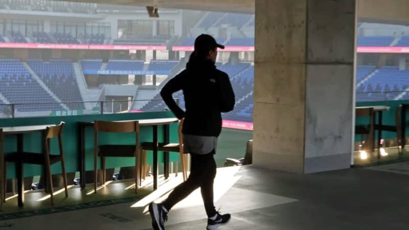 1日のいいスタートを　ピーススタジアムで歩いたり走ったり　1周約520m