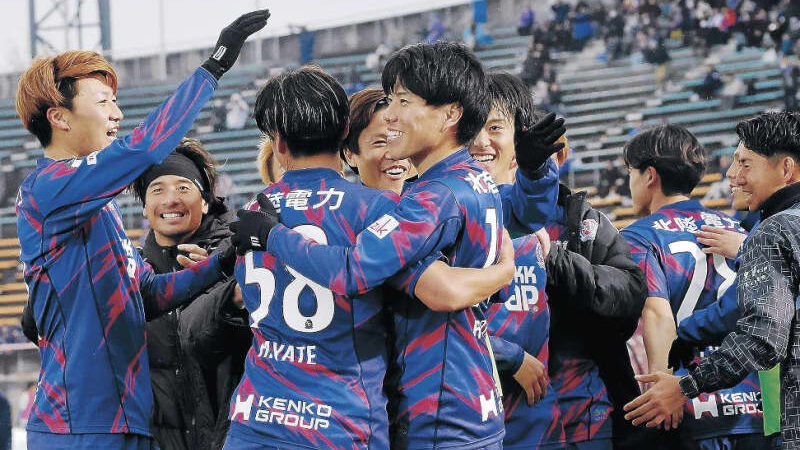 カターレ勝つ、県総笑顔　甲府に2―0、武と末木決めた