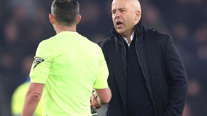 2試合のベンチ入り禁止処分を受けたスロット監督、オリバー主審に｢もしリーグ優勝できなかったら、その責任は君にある｣と発言