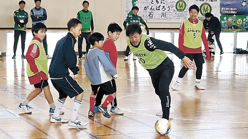 元サッカー日本代表・松井さんと熱戦　輪島でフットサル　親子らイベント