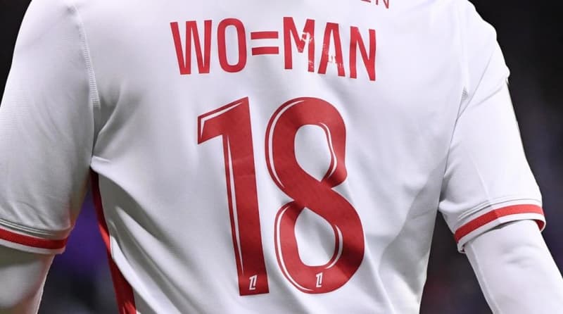日本人もプレーするフランス、ユニフォームの名前表記が「WO＝MAN」になっていたワケ