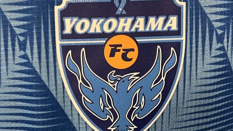 【横浜FC】“ステッカー事件”2人に無期限入場禁止の処分。サポーター団体代表の2人も3/15まで