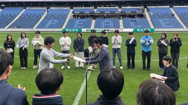 学生バイト引退で感謝込め卒業証書　長崎スタジアムシティ運営、リージョナル社