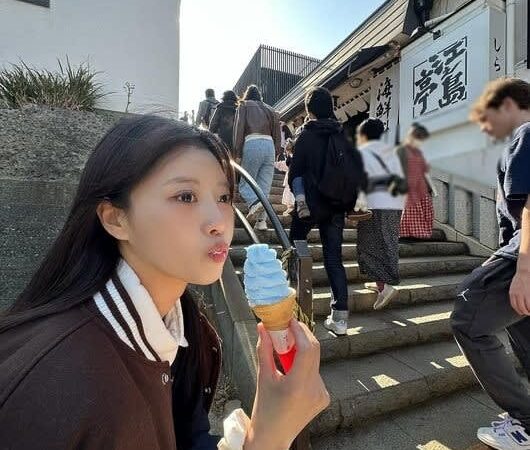 LOVELYZ ミジュ、変装なしで日本の街中に！江の島でアイスを頰張る姿も