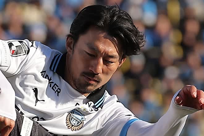 川崎のベテラン戦士が珍しく激昂。多摩川クラシコでボールを失うとマーカーを振り払い、手振りを混ぜて主審にアピール