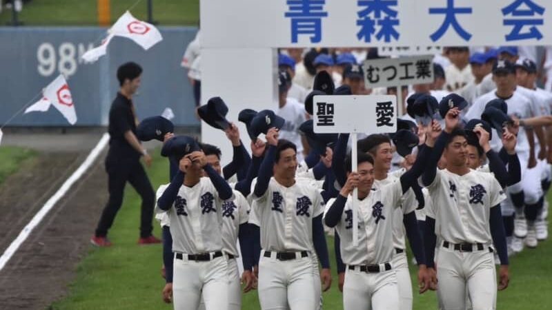 「あんなパフォーマンスがあっていいのか」高校野球の入場行進で異例の行動　「軍隊式」に疑問を持ったチームに驚きの反響
