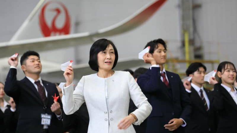 大阪・関西万博の開幕までまもなく　JAL入社式恒例の紙飛行機、まさかの「ミャクミャク仕様」に