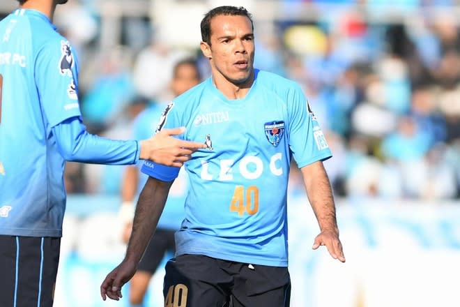 スタンドには「ありがとう」の横断幕。41歳で逝去のレアンドロ・ドミンゲスを偲び、横浜FCのホームゲームで黙とう