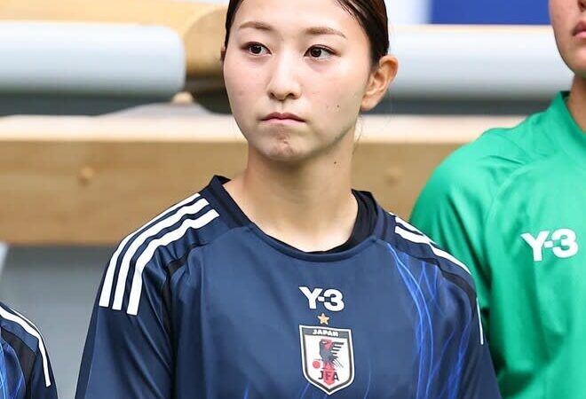「スタイル抜群」「腹筋ヤバ」人気女子選手が“白スポブラ姿”を披露！ 引き締まった美ボディにファン喝采！「アスリートらしい美しさ」「表情がモデルさん」